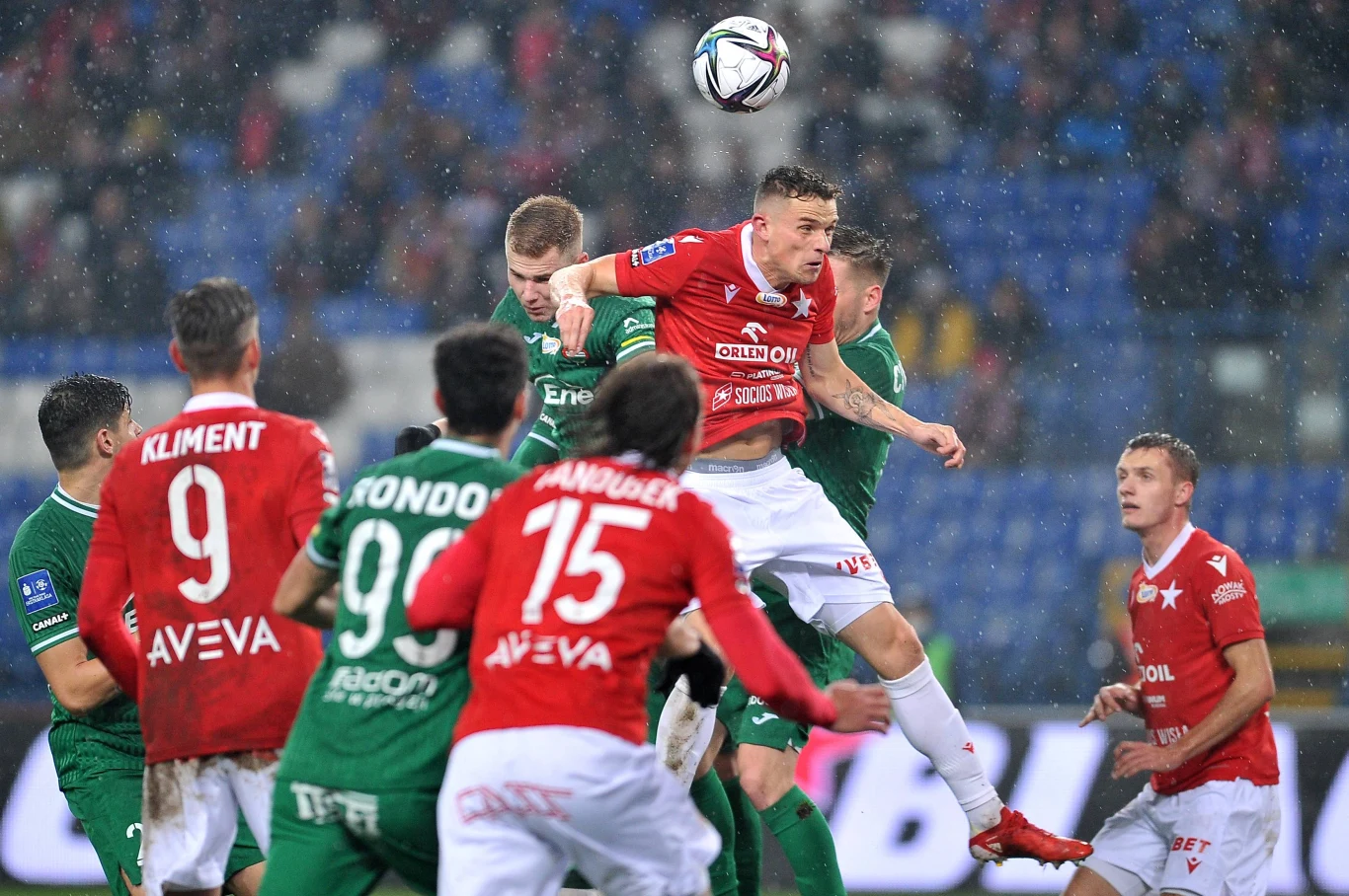 Serafin Szota (w powietrzu) zamienił Wisłę Kraków na Widzew Łódź Serafin Szota (w powietrzu) zamienił Wisłę Kraków na Widzew Łódź