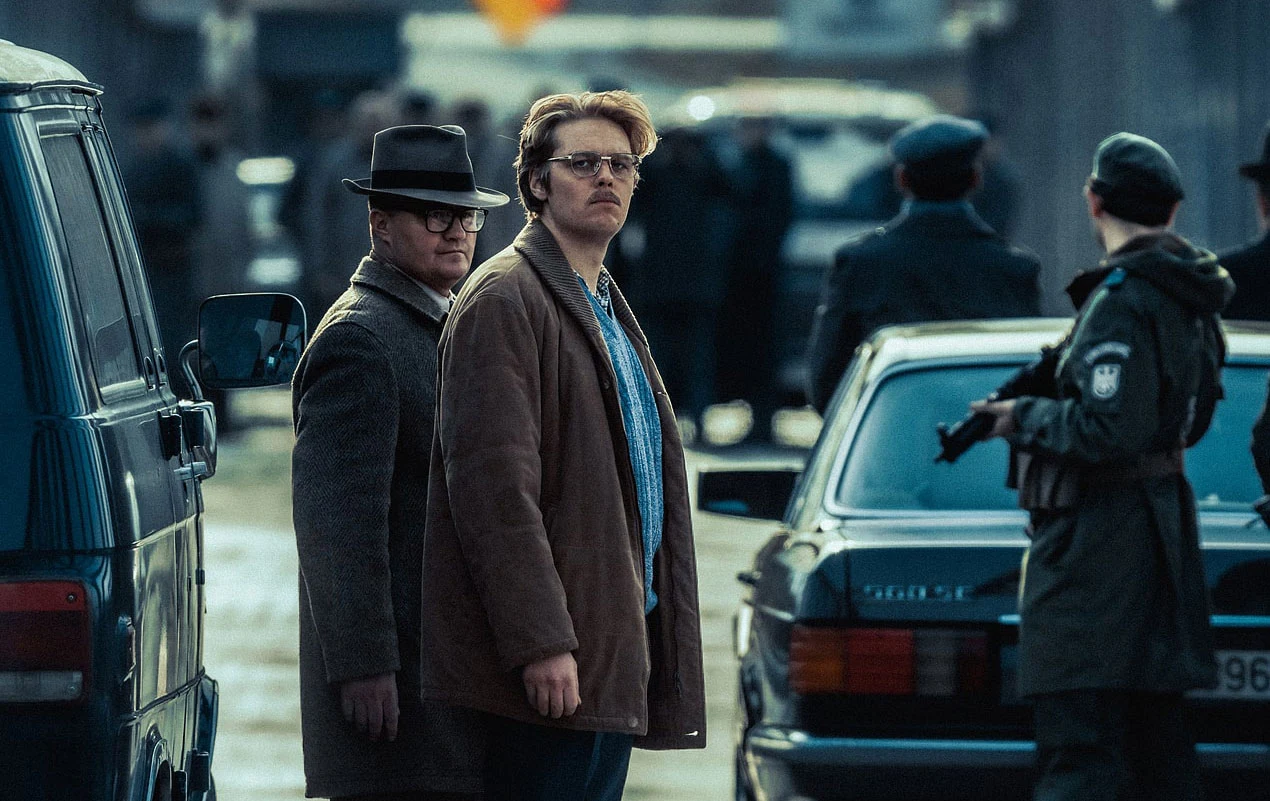 Bitner to polski patriota, zaangażowany w sprawy "Solidarności" i walkę o wolną Polskę. Razem z rodziną mieszka w Sopocie. Z pozoru ich życie jest zupełnie różne, jednak jest pewien szczegół, który połączył ich życiorysy na zawsze. Obaj będą musieli odpowiedzieć sobie na bardzo ważne pytania dotyczące swojej tożsamości. 