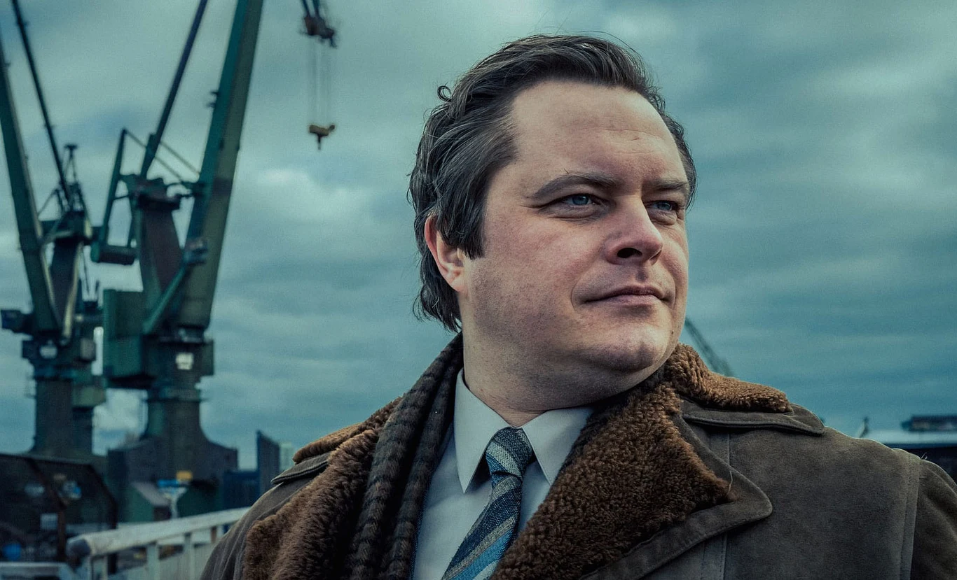 "Film ma niesamowity rozmach inscenizacyjny. Kręciliśmy go w Warszawie, Wrocławiu, Gdyni, Gdańsku, Sopocie, Bydgoszczy, Toruniu, na Półwyspie Helskim, a także w mniejszych miejscowościach na Dolnym Śląsku, szukając najciekawszych lokacji, jakie oferują te miasta. Wspaniała praca scenografii,  kostiumów, charakteryzacji oraz pionu operatorskiego spowodowały, że film już na tym etapie wygląda przepięknie. Mam wrażenie, że udało nam się bardzo wiarygodnie odtworzyć zarówno scenerię PRL, jak i zamożnego Zachodu przełomu lat 70. i 80.  To dla mnie fantastyczne doświadczenie także dlatego, że po raz pierwszy spotkałem się w pracy z tak dużą obsadą obcojęzyczną. W naszym filmie zagrało wiele wspaniałych aktorek i aktorów z Niemiec i Francji"  - mówi reżyser filmu Jan Holoubek.