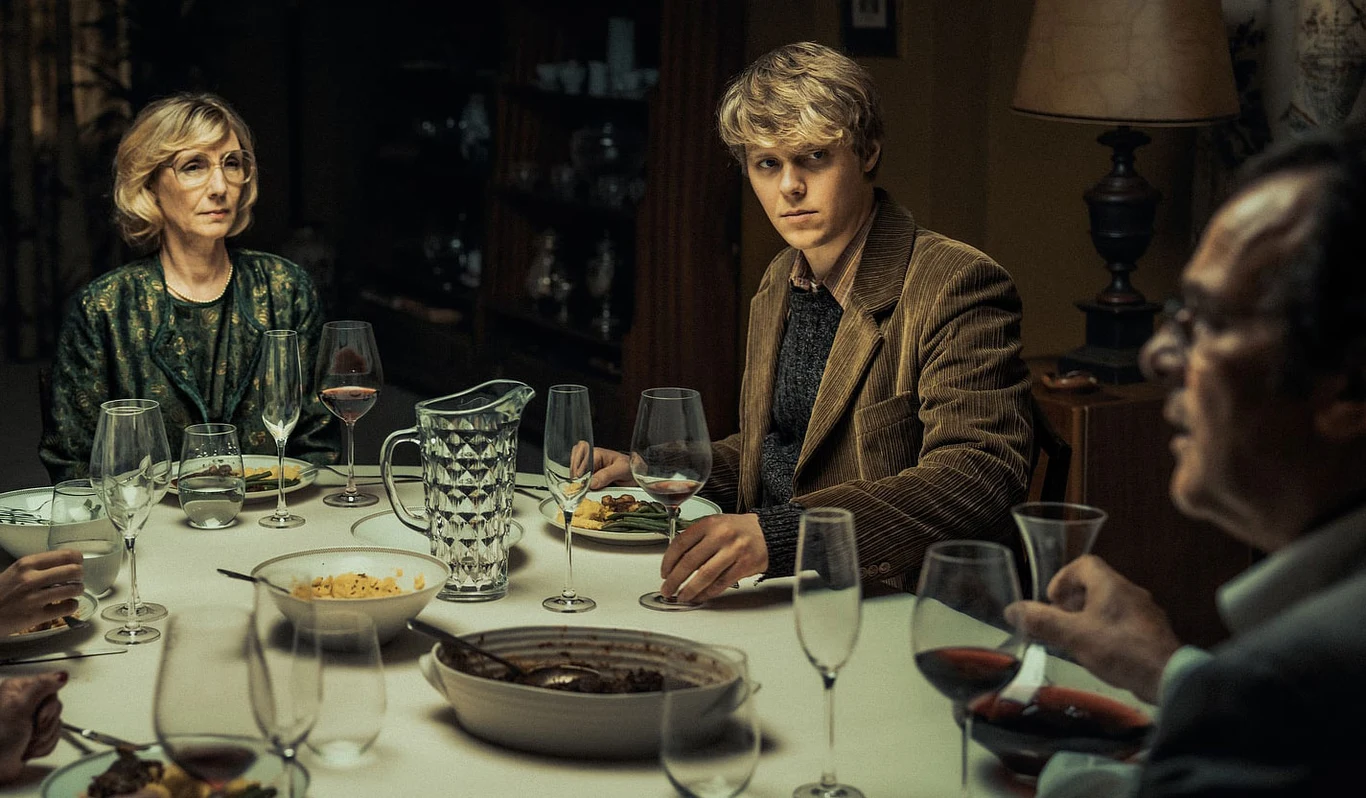 "Współpraca Wschodu z Zachodem, zakazana namiętność Niemki (Emily Kusche) do Polaka (Jakub Gierszał), ryzykowne operacje śledcze - efekty kreacji aktorskich w realiach lat 70. i 80. będziemy oglądać już w następnym roku. Nathalie Richard, Joachim Raaf, Jessica McIntyre to aktorzy, którzy wystąpili u boku polskiej obsady, którą znamy i podziwiamy. Ponad 40 dni zdjęciowych, prawie 70 obiektów, około dwóch tysięcy statystów - wszystko po to, by stworzyć odpowiednią scenerię dla niezwykłej historii wyreżyserowanej przez Jana Holoubka, który już nieraz udowodnił, że potrafi wzbudzać głębokie emocje w widzach" - dodaje producentka Anna Waśniewska.