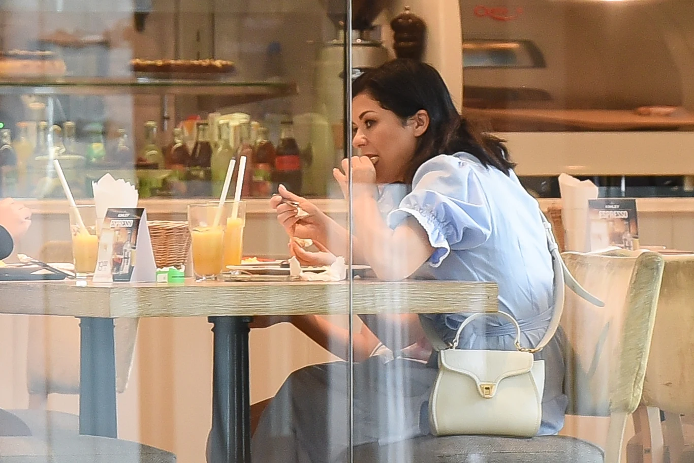 Kasia Cichopek z dziećmi w centrum handlowym