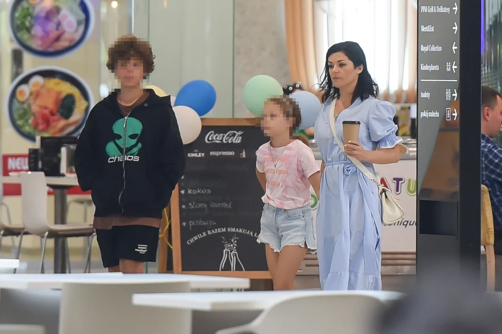 Kasia Cichopek z dziećmi w centrum handlowym