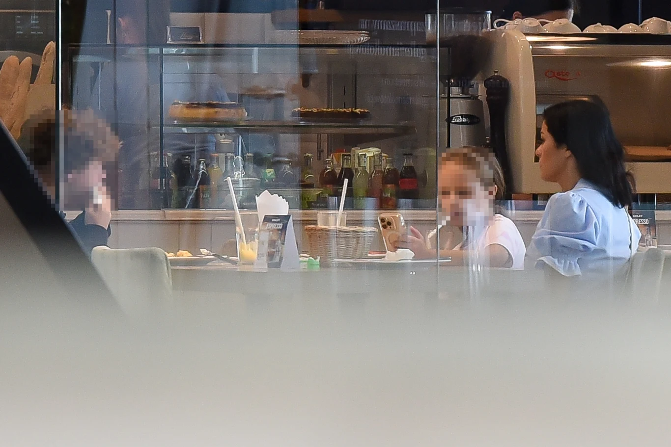 Kasia Cichopek z dziećmi w centrum handlowym