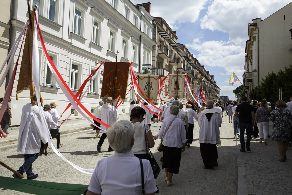 Procesje podczas obchodów Bożego Ciała pojawiły się nieco później niż samo ustanowienie święta