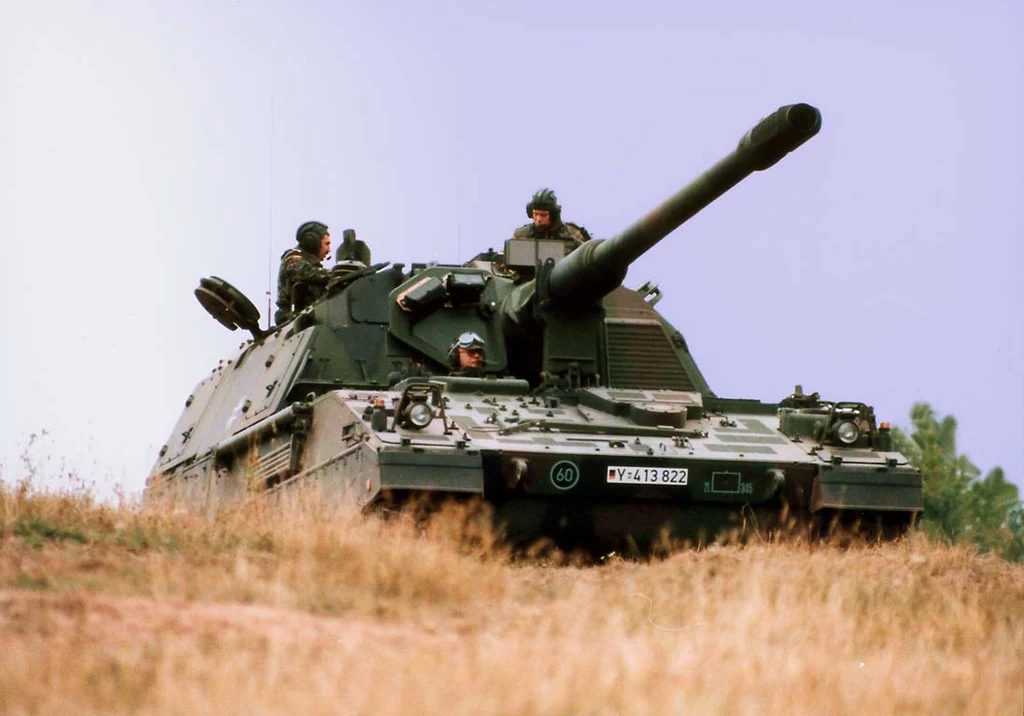 Panzerhaubitze 2000 to jedna z najpotężniejszych broni artyleryjskich, jaką dysponują federalne siły zbrojne Niemiec Bundeswehra Panzerhaubitze 2000 to jedna z najpotężniejszych broni artyleryjskich, jaką dysponują federalne siły zbrojne Niemiec Bundeswehra