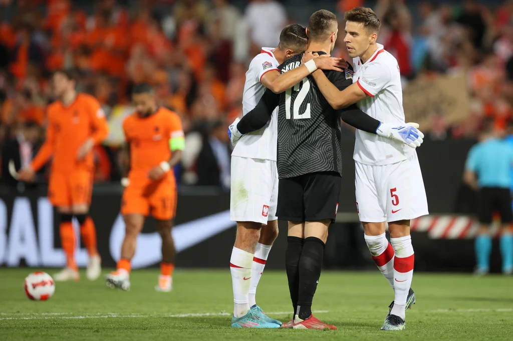 Jakub Kiwior, Łukasz Skorupski i Jan Bednarek podczas meczu Holandia-Polska