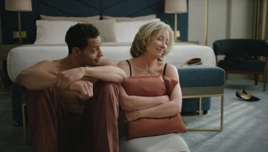 Daryl McCormack i Emma Thomson w filmie "Powodzenia, Leo Grande"