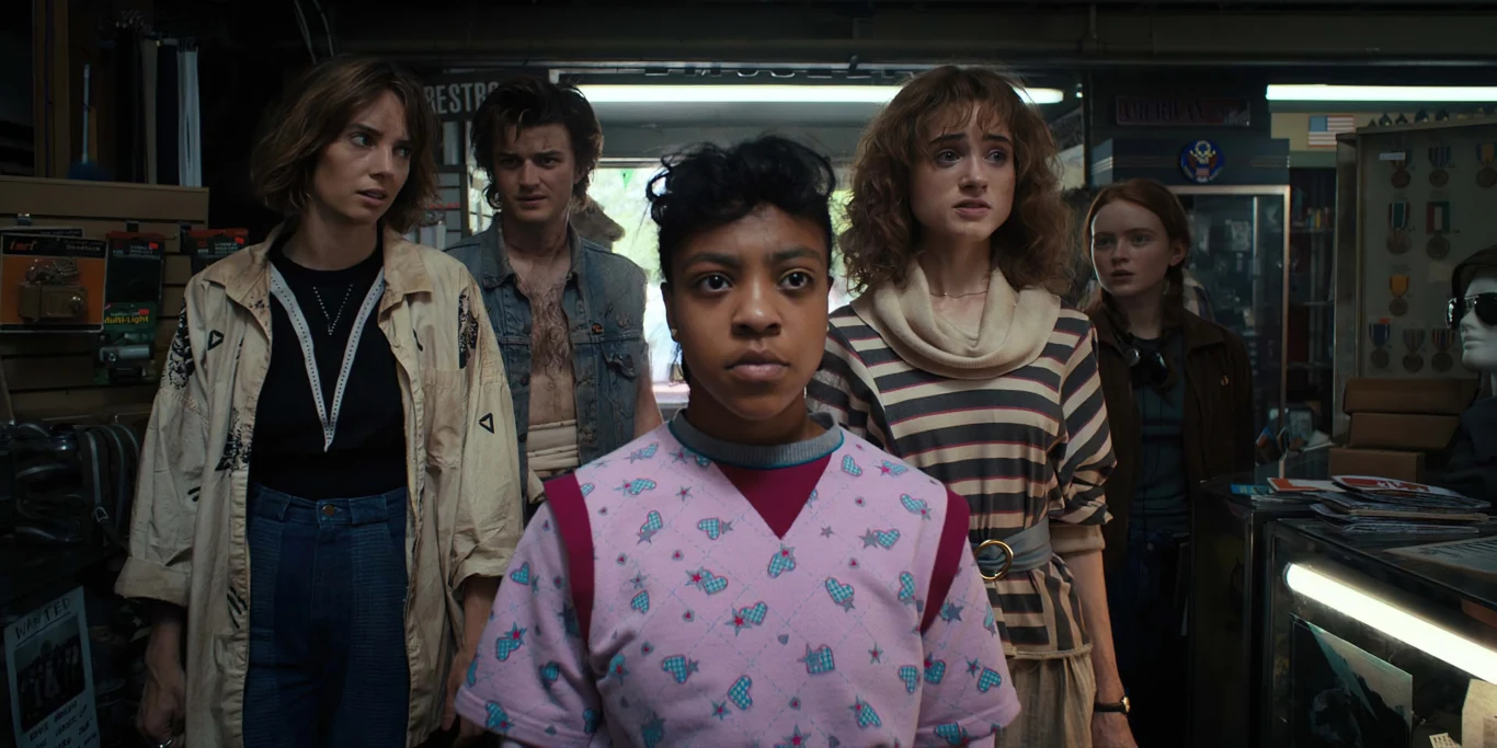 Maya Hawke (Robin Buckley), Joe Keery (Steve Harrington), Priah Ferguson (Erica Sinclair), Natalia Dyer (Nancy Wheeler) i Sadie Sink (Max Mayfield)