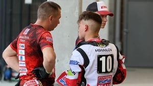 Oleg Michaiłow w rozmowie ze swoim mechanikiem