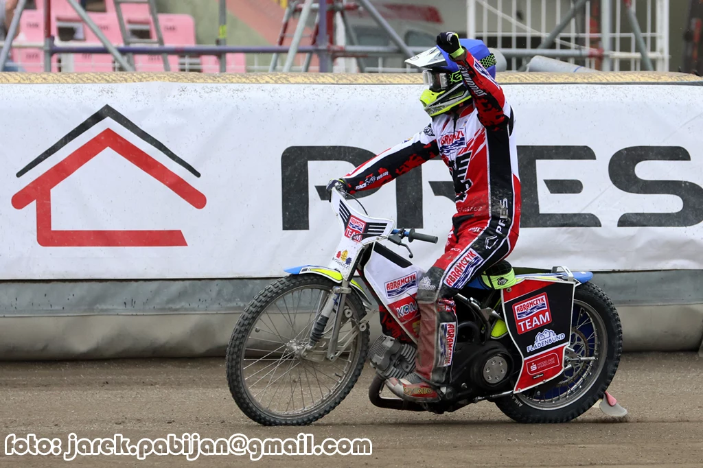 Kenneth Bjerre fetujący zwycięstwo biegowe