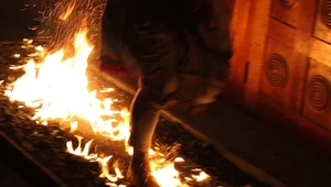 Szwajcaria. 13 osób w szpitalu. Chodzili po rozżarzonych węglach