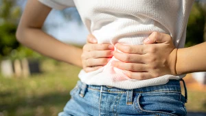 Przedostaje się przez warzywa i wodę. Objawy bardzo szybko postępują