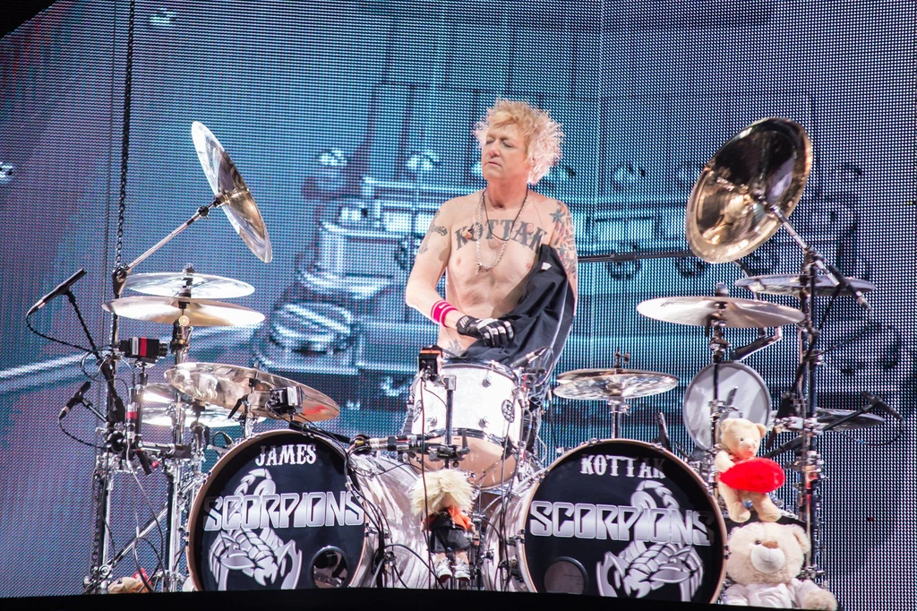 James Kottak w barwach Scorpions podczas koncertu w Krakowie w 2016 r.