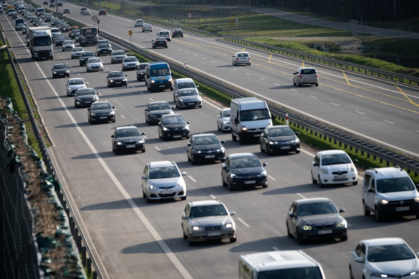 PiS nie wyobraża sobie wprowadzenia podatków od aut spalinowych, ale rząd sam je chciał wpisać w KPO PiS nie wyobraża sobie wprowadzenia podatków od aut spalinowych, ale rząd sam je chciał wpisać w KPO