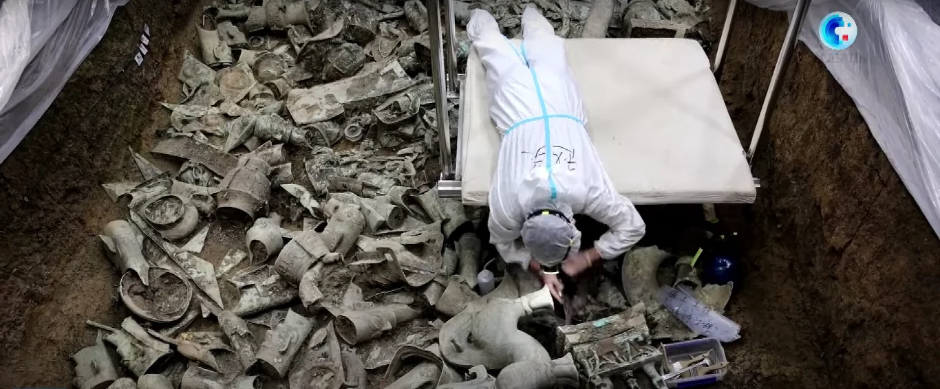 Chińscy archeolodzy starannie wydobywają niezwykłe artefakty spod warstw ziemi Chińscy archeolodzy starannie wydobywają niezwykłe artefakty spod warstw ziemi