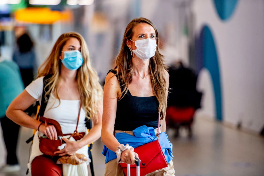 Jeśli zdecydujemy się dotrzeć na wakacje samolotem, warto pojawić się na lotnisku dużo wcześniej Jeśli zdecydujemy się dotrzeć na wakacje samolotem, warto pojawić się na lotnisku dużo wcześniej