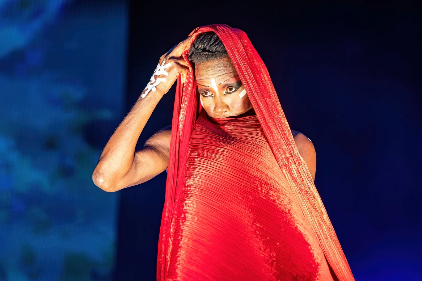 Grace Jones zasłynęła przebojem "I've Seen That Face Before (Libertango)", który został m.in. wykorzystany w filmie "Frantic" Romana Polańskiego. Fani kina mogą kojarzyć ją z produkcji o Jamesie Bondzie "Zabójczy widok". Grace Jones zasłynęła przebojem "I've Seen That Face Before (Libertango)", który został m.in. wykorzystany w filmie "Frantic" Romana Polańskiego. Fani kina mogą kojarzyć ją z produkcji o Jamesie Bondzie "Zabójczy widok".