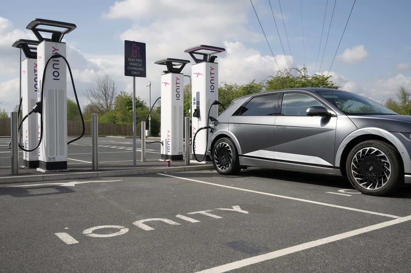 Stacja ładowania elektrycznych samochodów w angielskim Leeds. Czy będzie można ładować auta w kwadrans? Już można Stacja ładowania elektrycznych samochodów w angielskim Leeds. Czy będzie można ładować auta w kwadrans? Już można