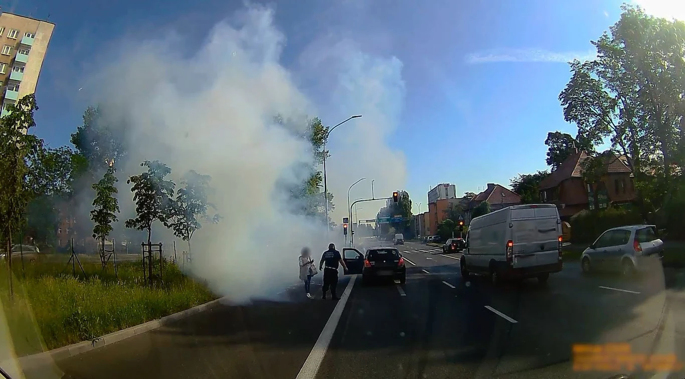 Objawem rozbiegania silnika jest wydobywanie się gęstego białego dymu z rury wydechowej Objawem rozbiegania silnika jest wydobywanie się gęstego białego dymu z rury wydechowej