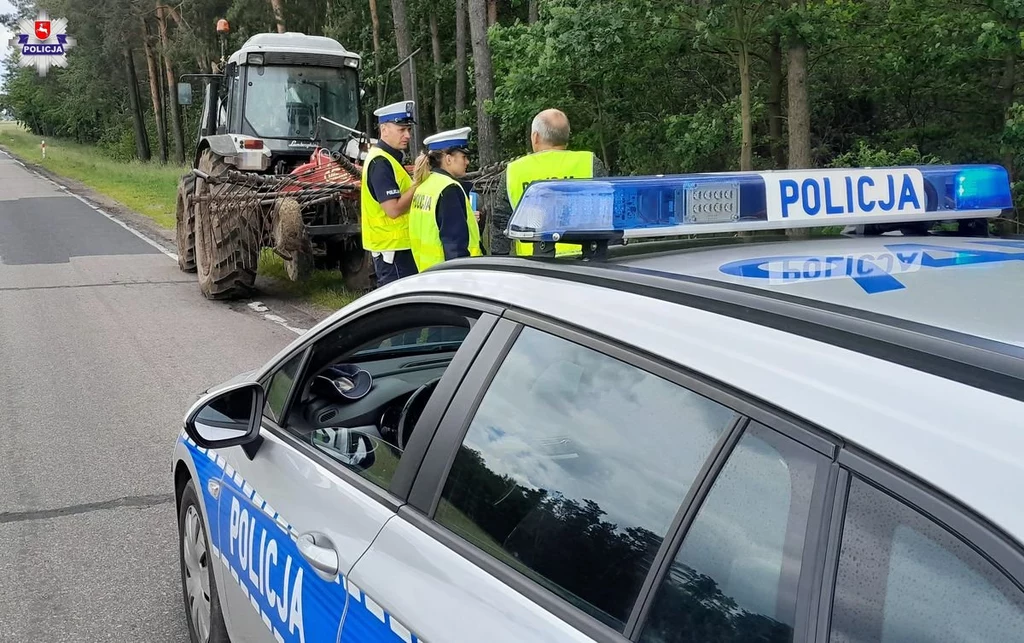 Element maszyny rolniczej przebił szybę przejeżdżającego samochodu