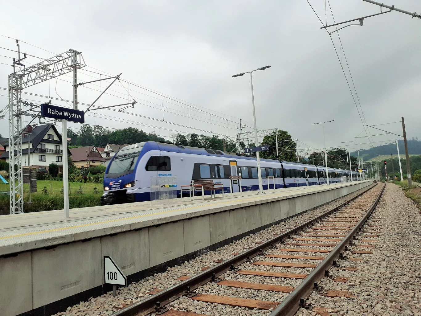 Pociąg PKP Intercity na odnowionej stacji Raba Wyżna