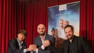 Marcin Gortat (w środku) w towarzystwie wiceprezydenta Łodzi Adama Pustelnika i Rafała Paczesia