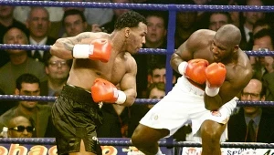 Julius Francis (z prawej) tu podczas walki z Mikiem Tysonem