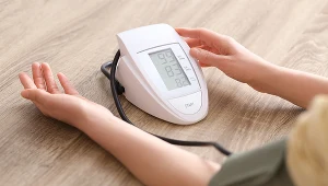 Osoby chore na nadciśnienie powinny regularnie mierzyć i zapisywać wartości  ciśnienia tętniczego