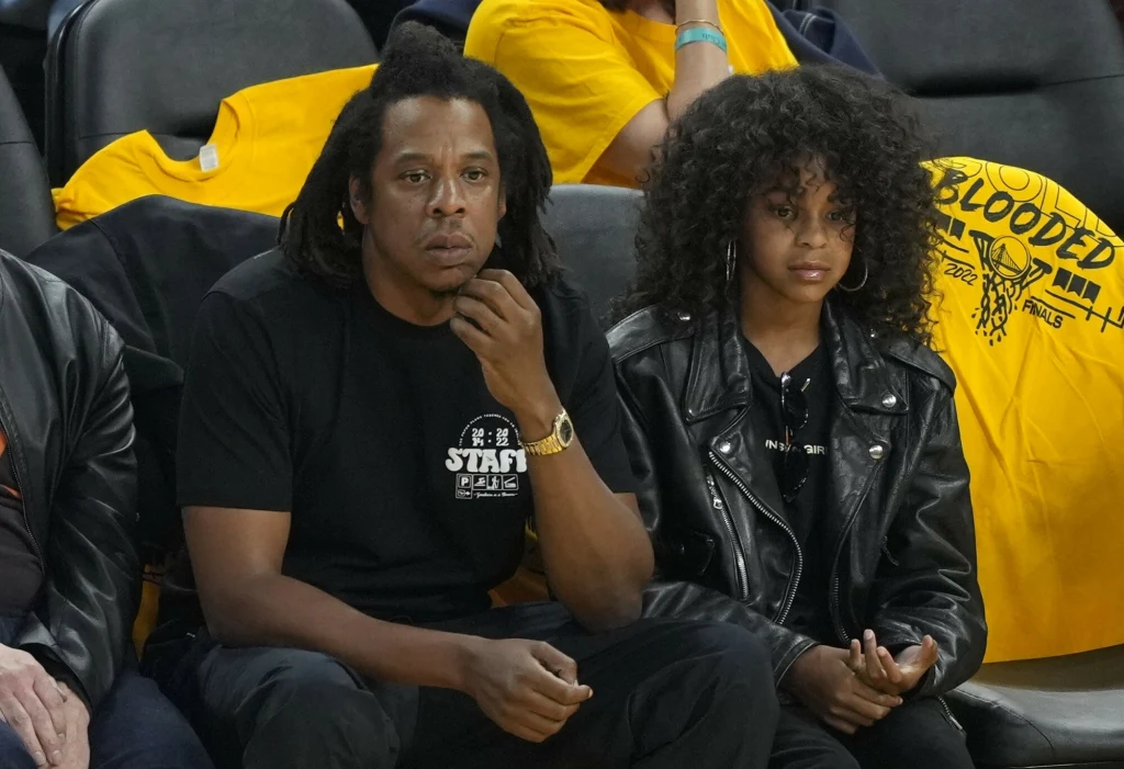 Jay-Z i Blue Ivy Carter na meczu NBA