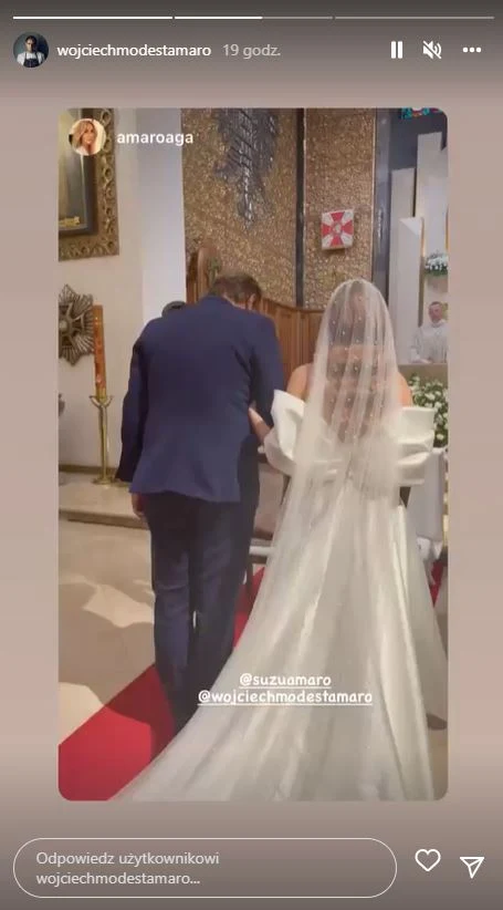 Amaro odprowadza córkę żony do ołtarza. Jej suknia skradła całe show Amaro odprowadza córkę żony do ołtarza. Jej suknia skradła całe show