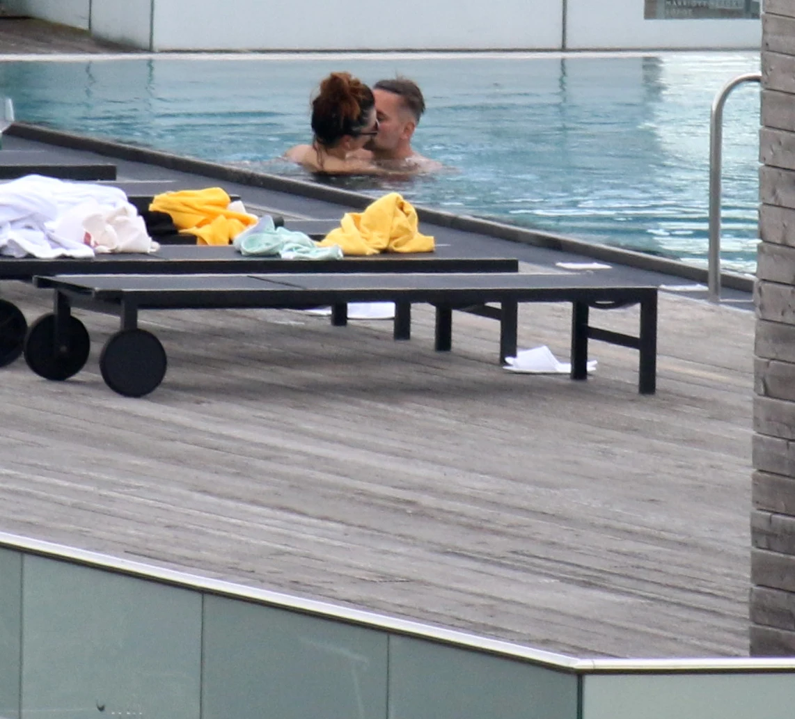 Czułości w basenie Czułości w basenie