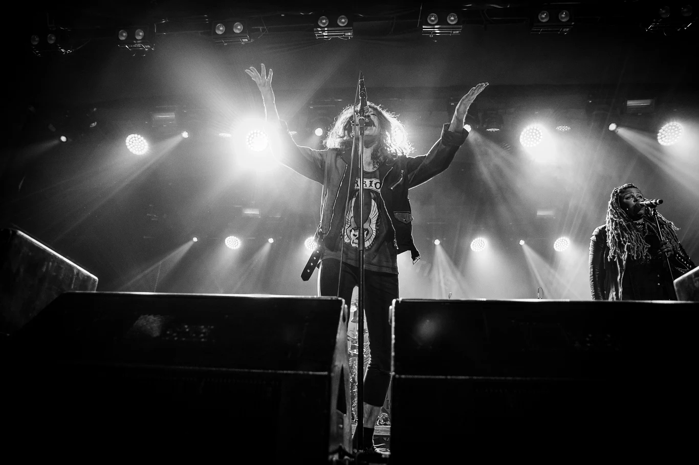 Żywiołem Gogol Bordello jest jednak scena - to co się dzieje, to istne szaleństwo!