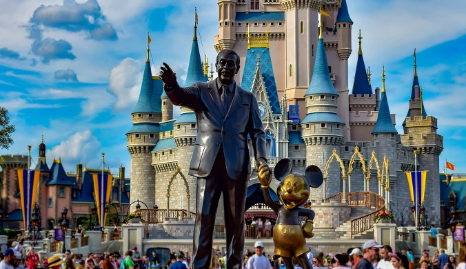 Posąg Walta Disneya i Myszki Miki na terenie Disneylandu