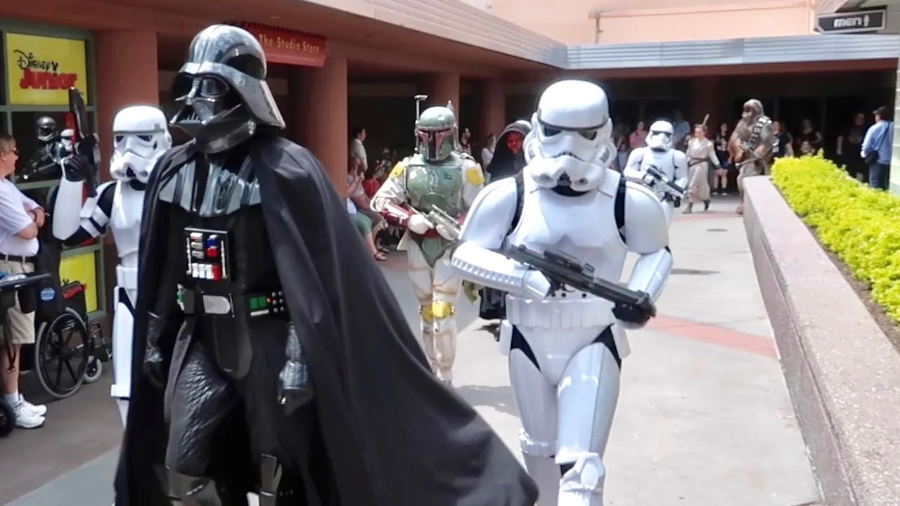 Spotkanie maszerujących żołnierzy Imperium z Lordem Vaderem nie jest niczym szczególnym /zdjęcie: disneyworld