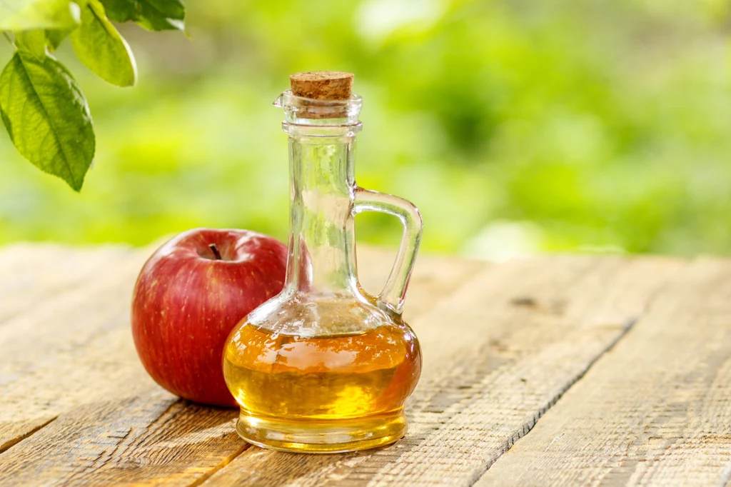 Ocet jabłkowy jest skutecznym sposobem na pozbycie się tłuszczu z kuchenki gazowej