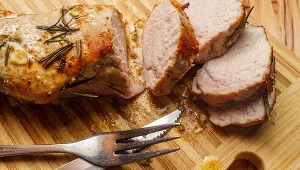 Larwy włośnia zabija wysoka temperatura. Pilnuj by mięso, zwłaszcza wieprzowe, jeść zawsze dopieczone 