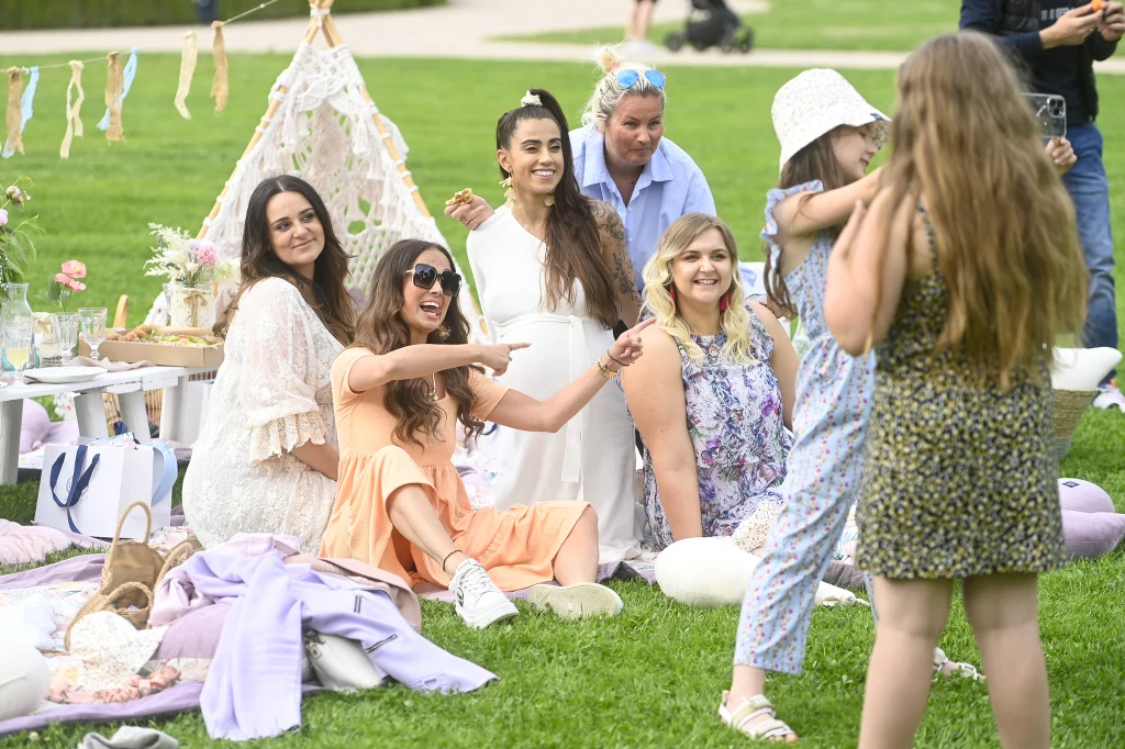 Maja Hyży świetnie bawiła się na baby shower z przyjaciółkami Maja Hyży świetnie bawiła się na baby shower z przyjaciółkami