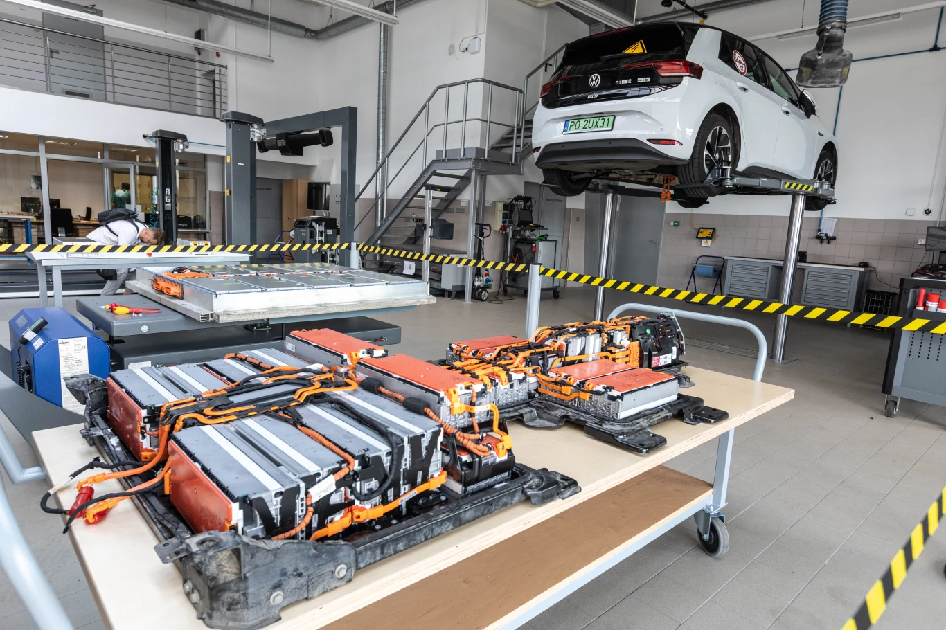 Ceny baterii do aut elektrycznych spadają z roku na rok. Trudna sytuacja na rynku kobaltu może to zmienić Akumulator w Volkswagenie e-Golfie oferował pod koniec produkcji 36 kWh. Ten w ID.3 daje 77 kWh.