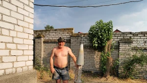 "Pamiątka po tym, jak blisko była śmierć". Dzień z życia cywila