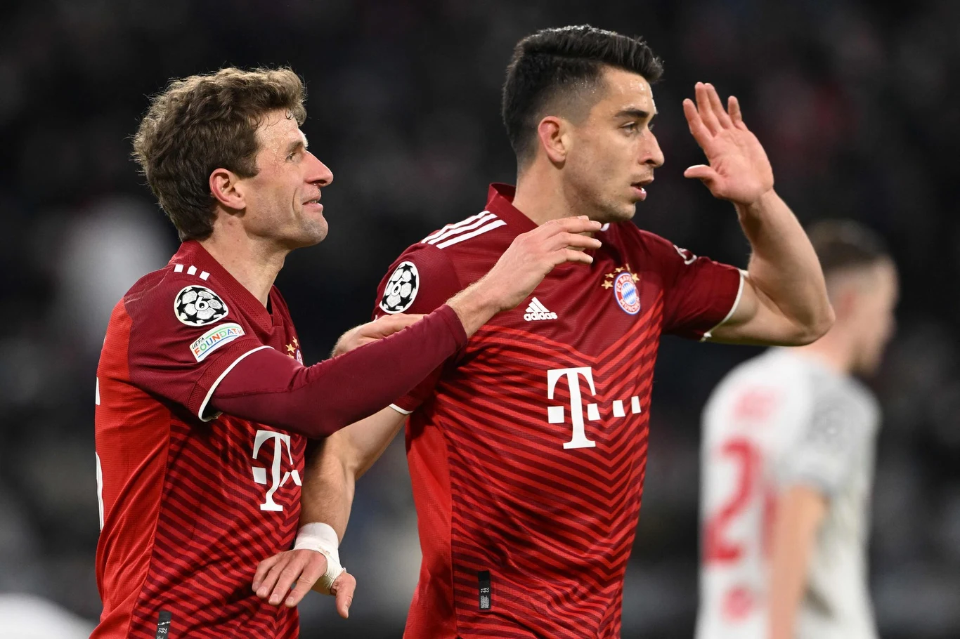 Thomas Mueller i Marc Roca Thomas Mueller i Marc Roca