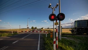 Mandat za przejechanie przez przejazd kolejowy podczas opuszczania lub podnoszenia rogatek wynosi 2 tys. zł