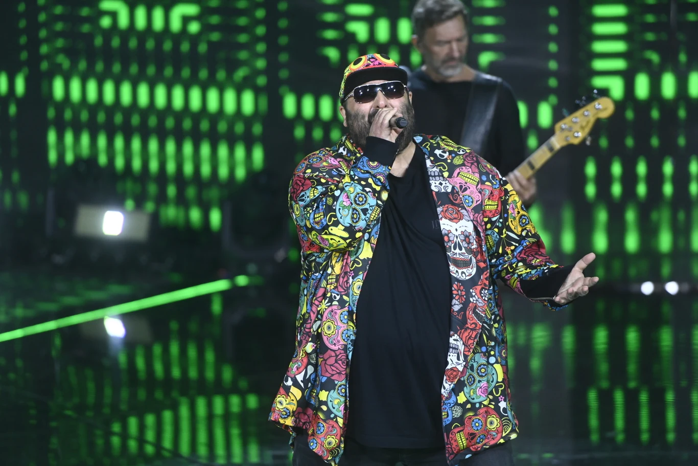 Piersi na scenie w Opolu