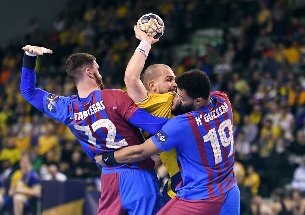 Arciom Karaliok kontra defensywa Barcelony. Arciom Karaliok kontra defensywa Barcelony.