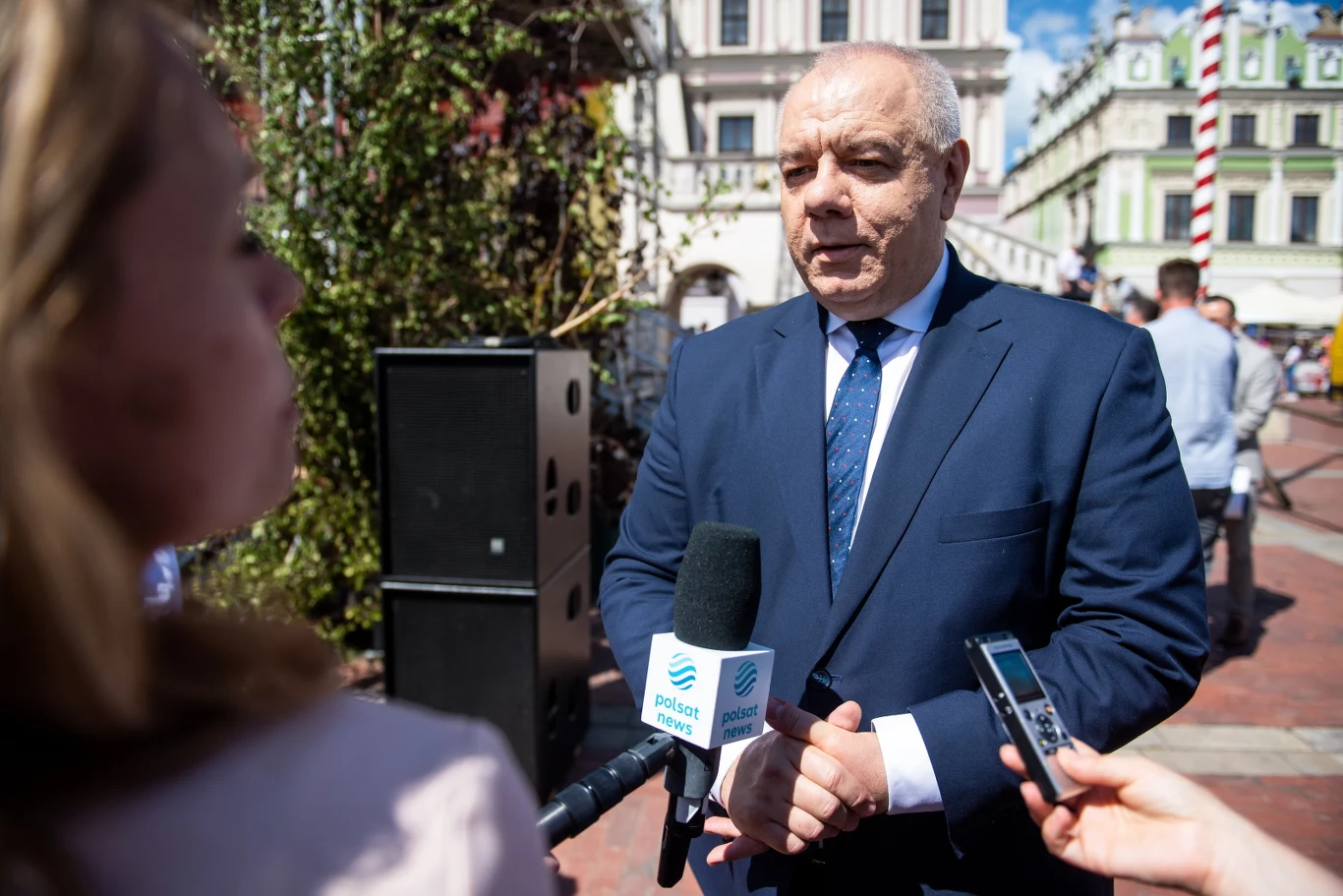 Wicepremier, minister aktywów państwowych Jacek Sasin na ceremonii wręczenia promes inwestycyjnych w ramach Programu Inwestycji Strategicznych "Polski Ład", 17 bm. na Rynku Wielkim w Zamościu Wicepremier, minister aktywów państwowych Jacek Sasin na ceremonii wręczenia promes inwestycyjnych w ramach Programu Inwestycji Strategicznych "Polski Ład", 17 bm. na Rynku Wielkim w Zamościu