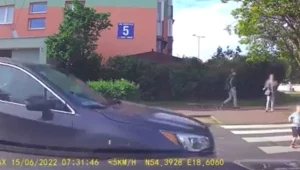 Dziecko wbiegło tuż pod nadjeżdżający samochód