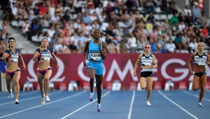 Finisz biegu na 400 m. Od lewej: Anna Kiełbasińska, Natalia Kaczmarek i Shaunae Miller-Uibo. Z prawej Justyna Święty-Ersetic