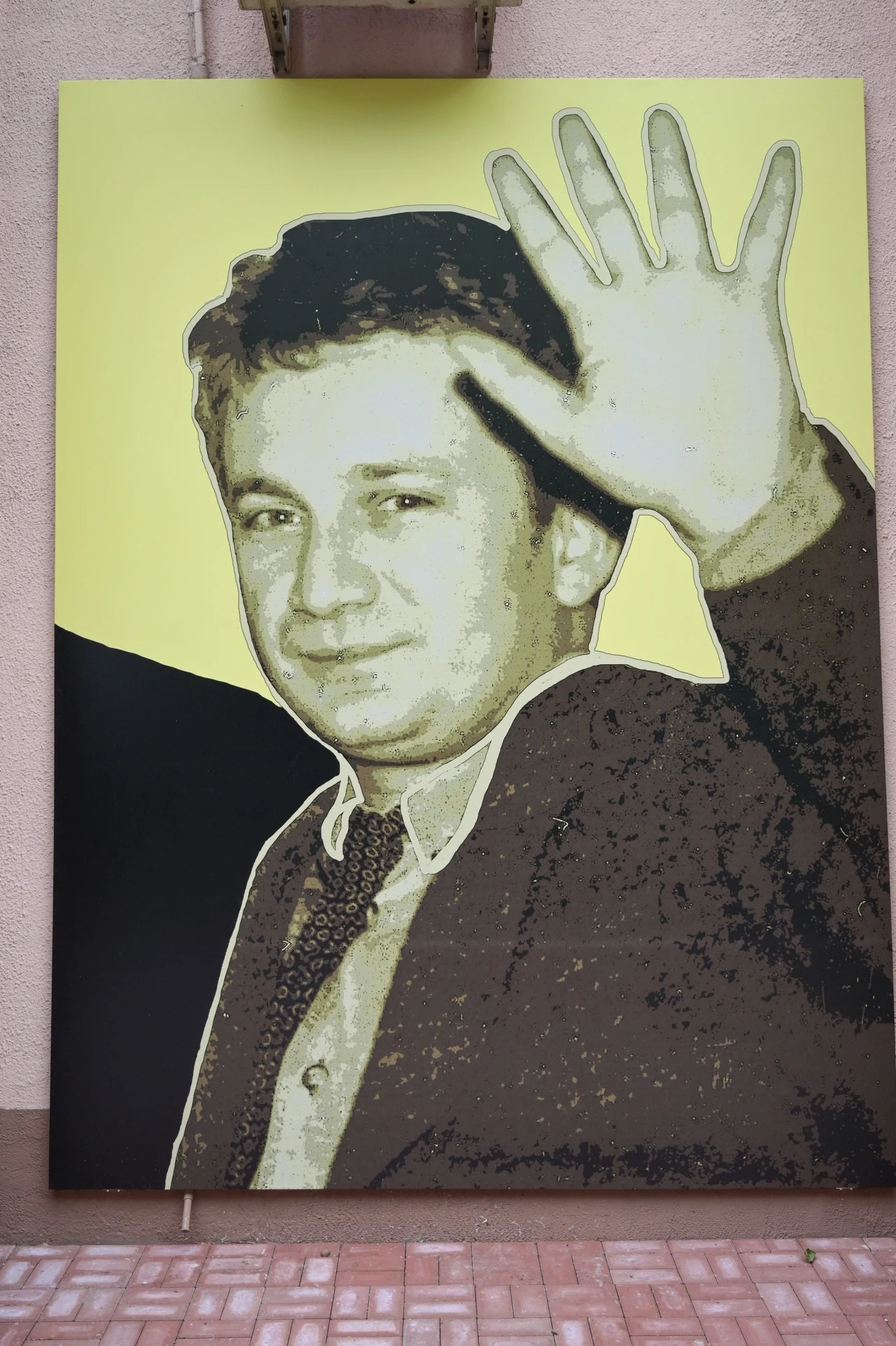 Grafiki z podobizną Pawła Królikowskiego na skwerze jego imienia Grafiki z podobizną Pawła Królikowskiego na skwerze jego imienia