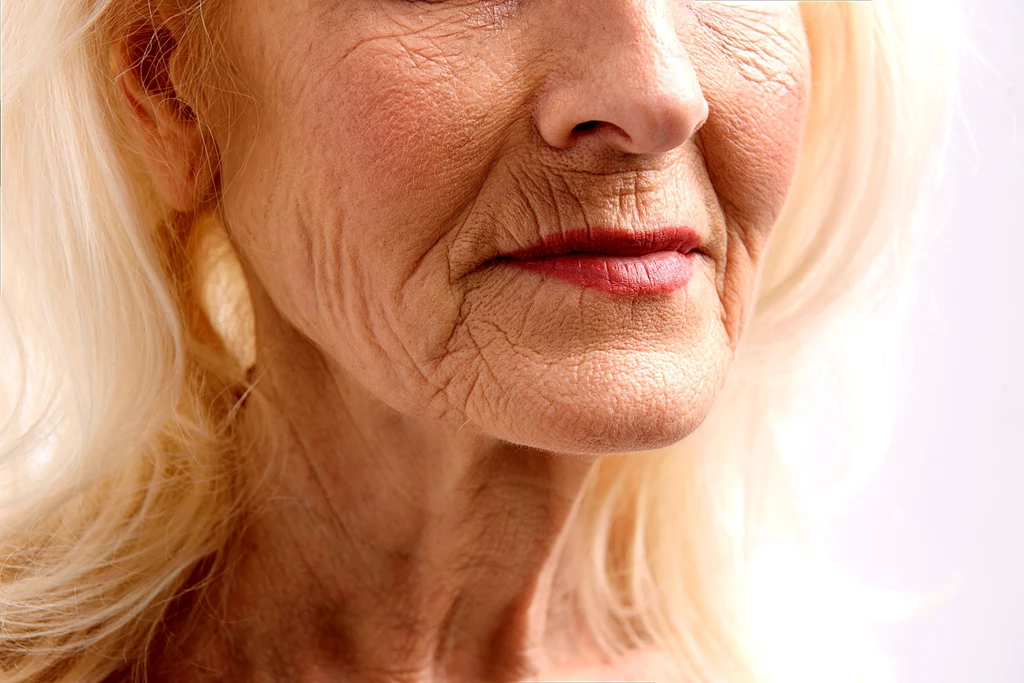 Proste, zdrowe nawyki mogą pomóc nam w odsunięciu widma starzenia się skóry