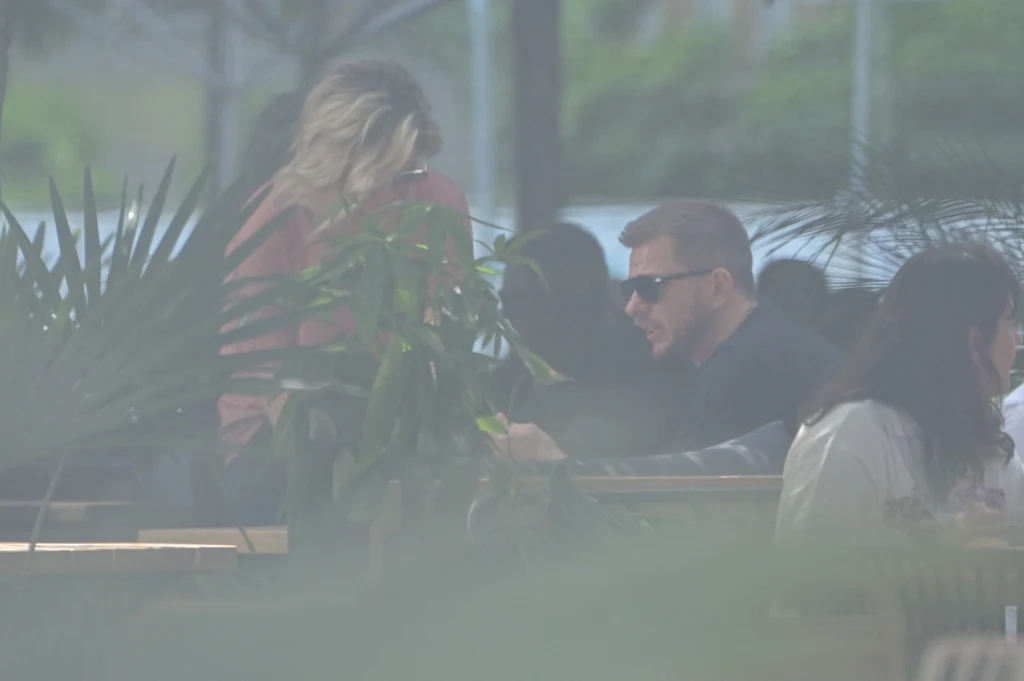 Filip Chajzer przez cały czas nosił okulary słoneczne. Czyżby obawiał się, że zostanie rozpoznany? 