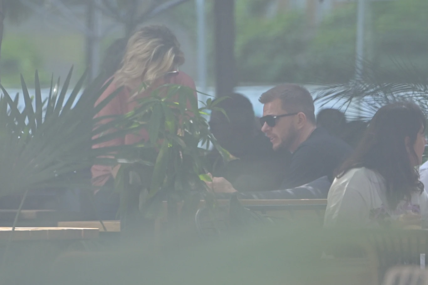 Filip Chajzer przez cały czas nosił okulary słoneczne. Czyżby obawiał się, że zostanie rozpoznany? Filip Chajzer przez cały czas nosił okulary słoneczne. Czyżby obawiał się, że zostanie rozpoznany?